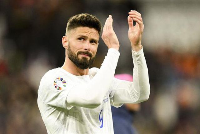 Oficial: Milan renova com Giroud