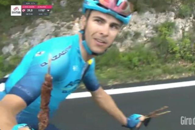 Insólito: Ciclista recebeu espetadas durante etapa do Giro (vídeo)