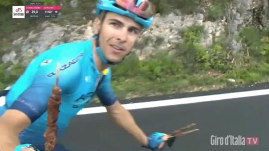 Insólito: Ciclista recebeu espetadas durante etapa do Giro (vídeo)