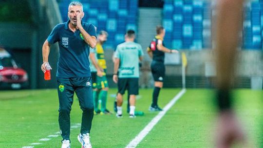 Ivo Vieira demitido do Cuiabá depois de sofrer goleada