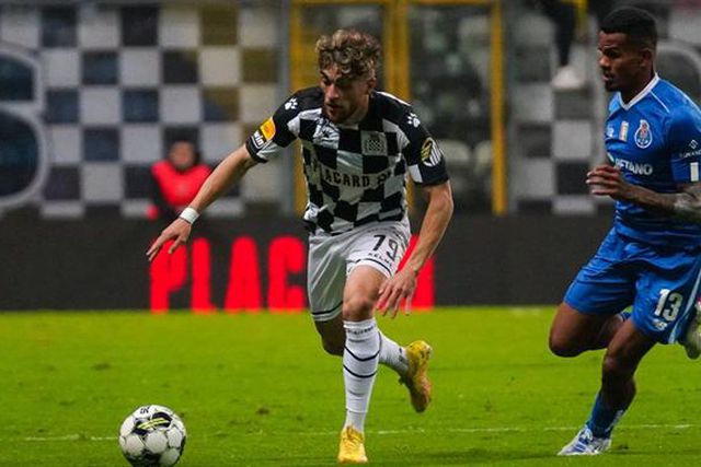 Malheiro seguido por tubarão espanhol