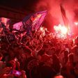 Cânticos, fogo de artifício e buzinas: algazarra de fãs do Nápoles junto ao hotel do Milan (vídeo)