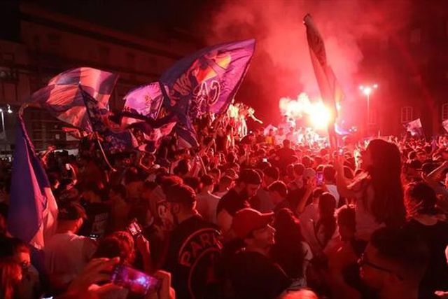 Cânticos, fogo de artifício e buzinas: algazarra de fãs do Nápoles junto ao hotel do Milan (vídeo)