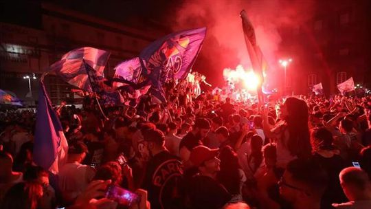Cânticos, fogo de artifício e buzinas: algazarra de fãs do Nápoles junto ao hotel do Milan (vídeo)