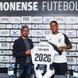 Carlinhos renova até junho de 2026