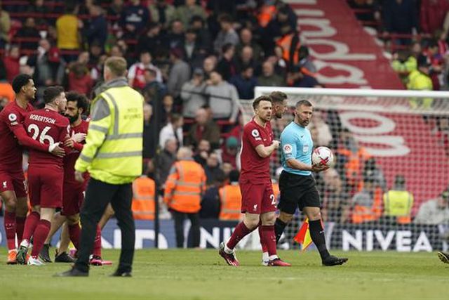 Incrível: árbitro assistente agride jogador do Liverpool durante o jogo com o Arsenal (vídeo)