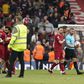 Incrível: árbitro assistente agride jogador do Liverpool durante o jogo com o Arsenal (vídeo)