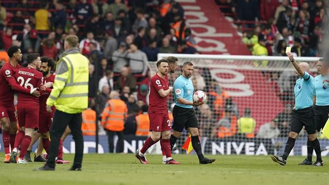 Incrível: árbitro assistente agride jogador do Liverpool durante o jogo com o Arsenal (vídeo)