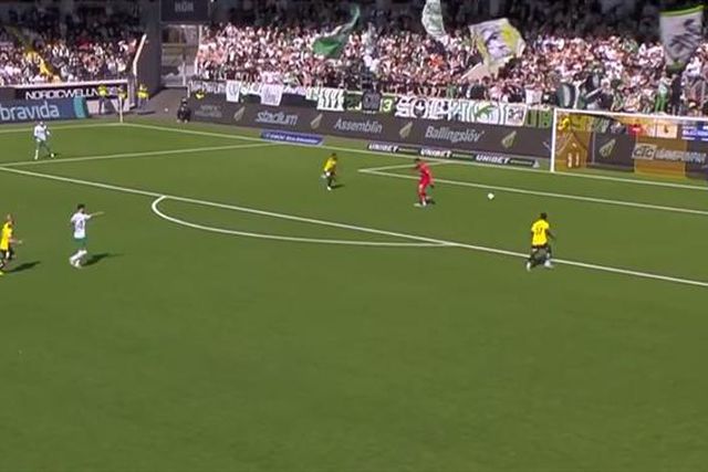 Incrível: Guarda-redes confunde bola com marca de penálti e sofre golo insólito (vídeo)