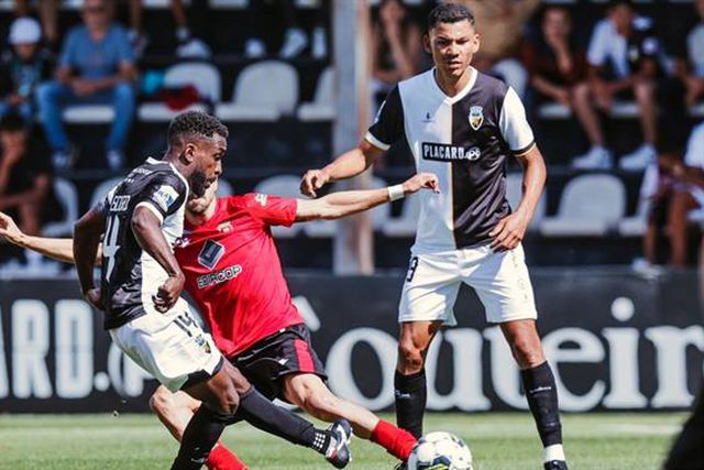 Farense vence Penafiel com 'frango' e 'tiraço' ao cair do pano (veja o resumo)