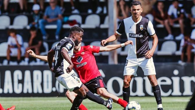 Farense vence Penafiel com 'frango' e 'tiraço' ao cair do pano (veja o resumo)