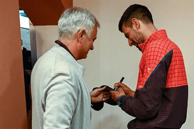 Mourinho foi ver Djokovic e até pediu autógrafo ao sérvio (vídeo)