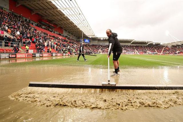 Relvado virou piscina e jogo foi adiado (vídeo)