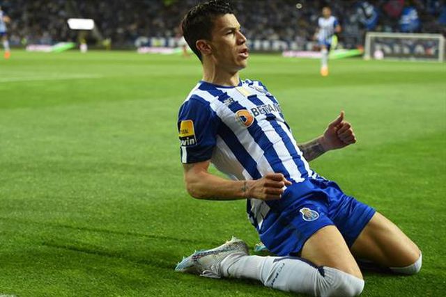 Dois penáltis para os dragões: Uribe marca, Otávio desperdiça (vídeos)