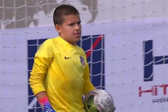 Guarda-redes dos infantis defende penálti e imita Emiliano Martínez (vídeo)