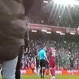 Incrível: árbitro assistente agride jogador do Liverpool no jogo com o Arsenal!
