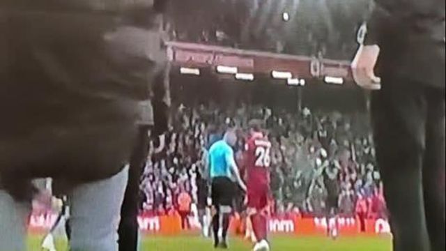 Incrível: árbitro assistente agride jogador do Liverpool no jogo com o Arsenal!