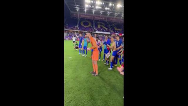 Guarda-redes do Arsenal faz 'chá revelação' de forma original