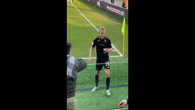 Jogador do Veneza aceita cerveja de adepto ainda em campo