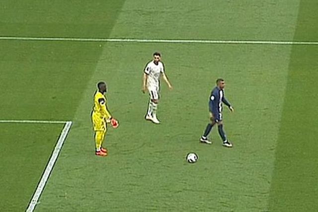 Digno dos apanhados: a ‘ratice’ de Mbappé para o golo do PSG (vídeo)