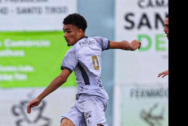 Ponta de lança júnior seguido pelo Benfica