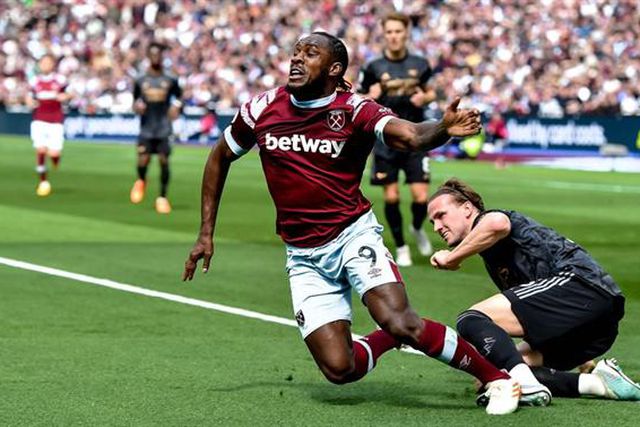 Arsenal desliza no dérbi e tem o Man. City mais perto (veja os golos)