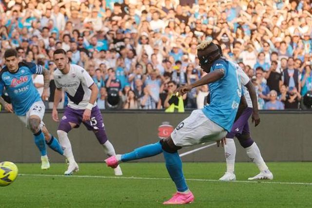 Nápoles celebra 'scudetto' com vitória e 'corredor de honra' (vídeo)