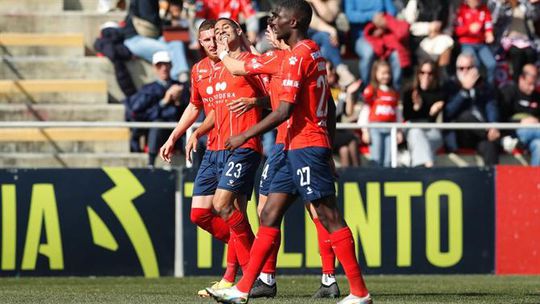 Oliveirense vence Torreense e garante manutenção: 'hat trick' de Michel Lima (veja os golos)