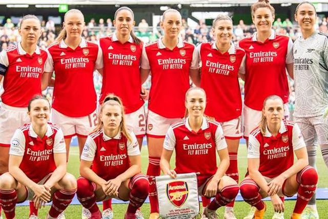 Motor de avião incendeia-se e equipa do Arsenal apanha susto (foto)