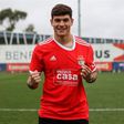 Está há 11 anos no Benfica e assinou contrato profissional