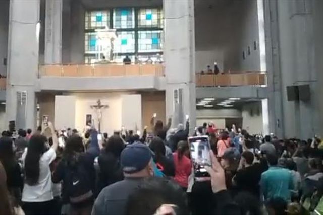 Encheram a igreja para ver Messi… mas houve desilusão (vídeos)