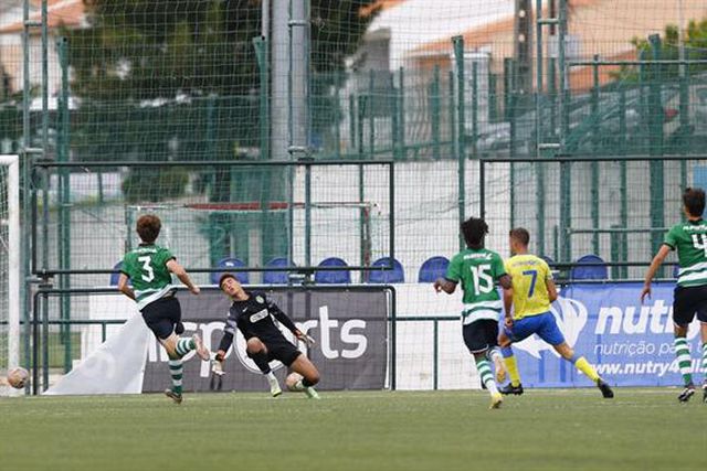 Sporting tropeça no Estoril e coloca peso no dérbi 