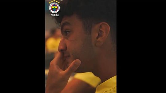 Jogador do Fenerbahçe vê apresentação de Arda Guler e não contém as lágrimas (vídeo)