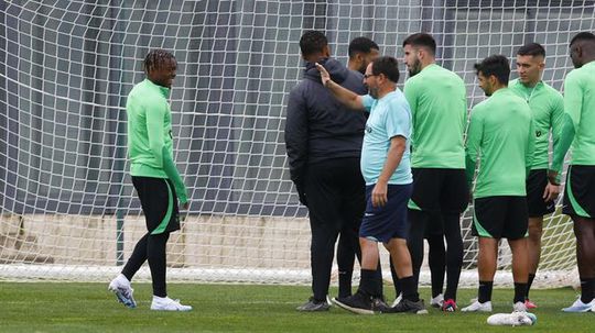 Túnel para aniversariante no último treino antes do Arsenal (veja as fotos)