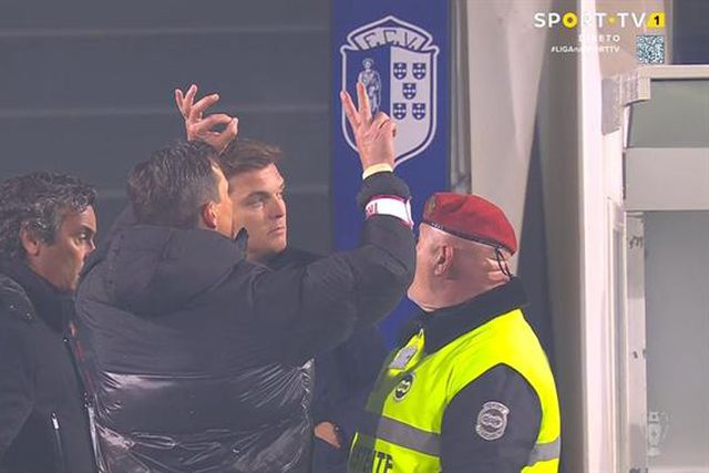 Roger Schmidt expulso em Vizela - veja as imagens de A BOLA TV e o gesto que o treinador fez depois (vídeos)