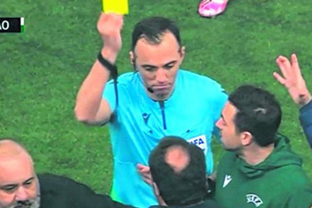 Arbitragem portuguesa contestada no dérbi de Atenas