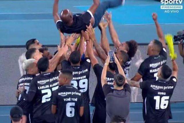 Caçapa sai como herói  (vídeo)