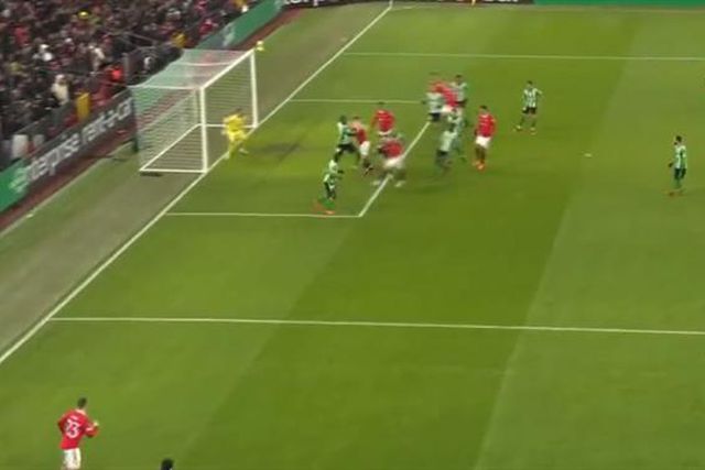 Bruno Fernandes marca de cabeça em Old Trafford (vídeo)