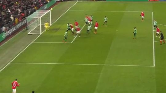 Bruno Fernandes marca de cabeça em Old Trafford (vídeo)