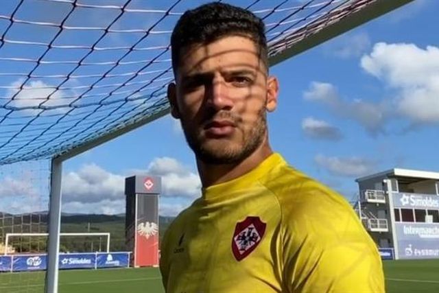 Oficial: Guarda-redes que marcou de baliza a baliza (!) está de regresso