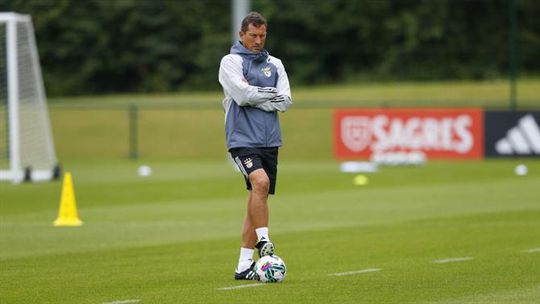 O primeiro treino das águias no St. George's Park (fotogaleria)