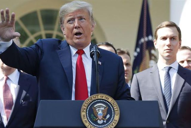 Trump felicita Kansas City Chiefs, comete gafe e é apelidado de idiota