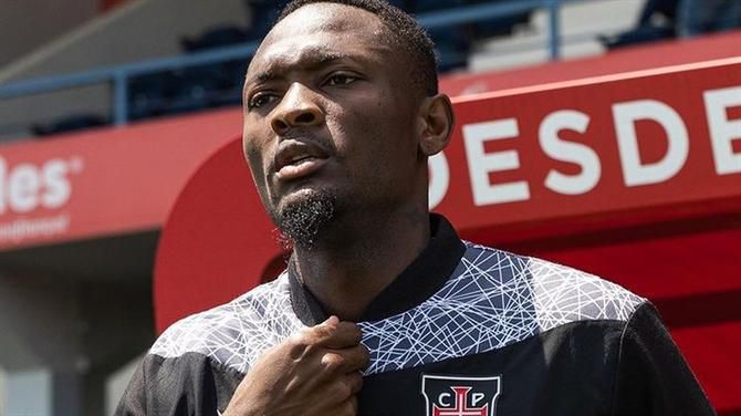 Oficial: Duplexe Tchamba até 2026