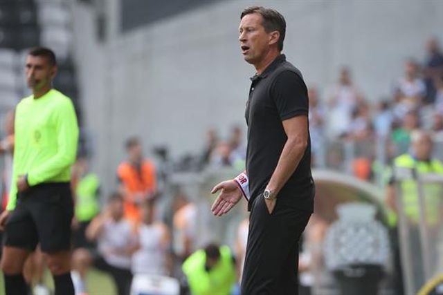 Há várias opções, mas.... O lateral-esquerdo preferido de Roger Schmidt