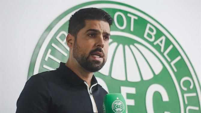 António Oliveira recebeu ex-Benfica mas assume: «Plantel ainda é curto»