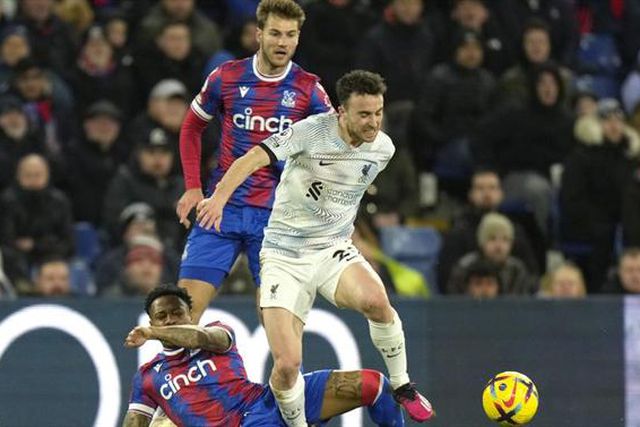 Após humilhação europeia, Liverpool não sai do nulo