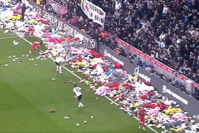 De ir às lágrimas: o gesto dos adeptos do Besiktas para as crianças desfavorecidas após os sismos (vídeo)