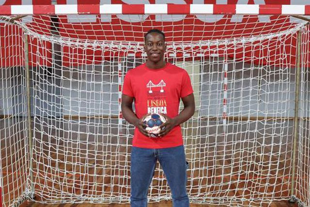 Benfica contrata internacional islandês