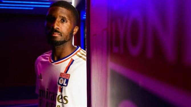 Oficial: angolano Clinton Mata chega do Club Brugge