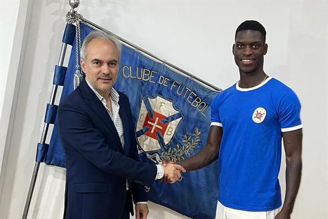 Oficial: internacional guineense é reforço